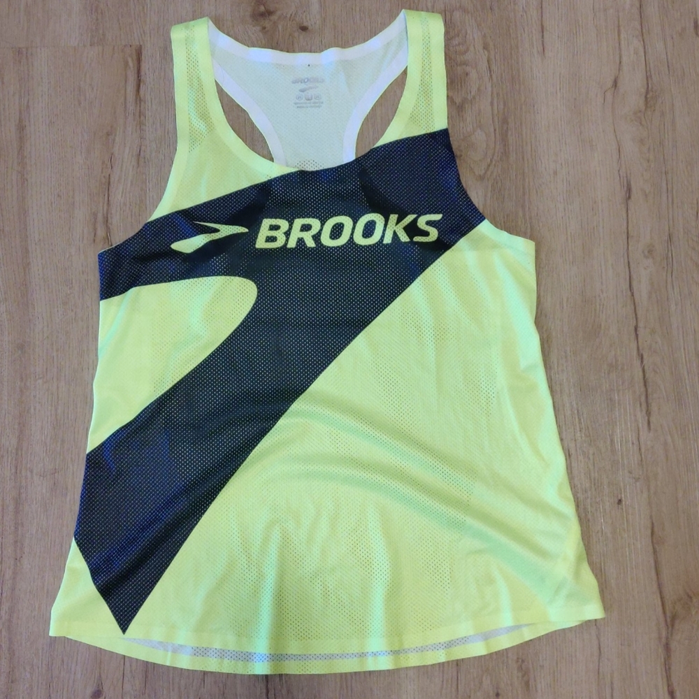 NWOT Brooks running jersey